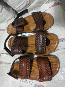 Sandalias de madera de cuero Stockpapa